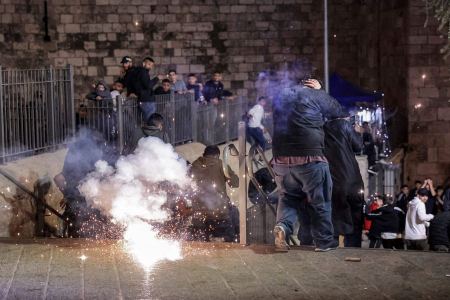 القدس : اصابات واعتقالات عند باب العامود ( صور )